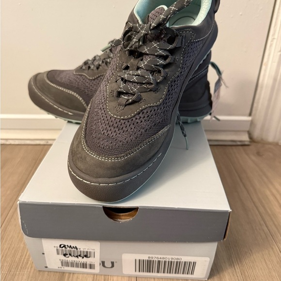 Brand new and never worn sneakers! - Picture 2 of 6